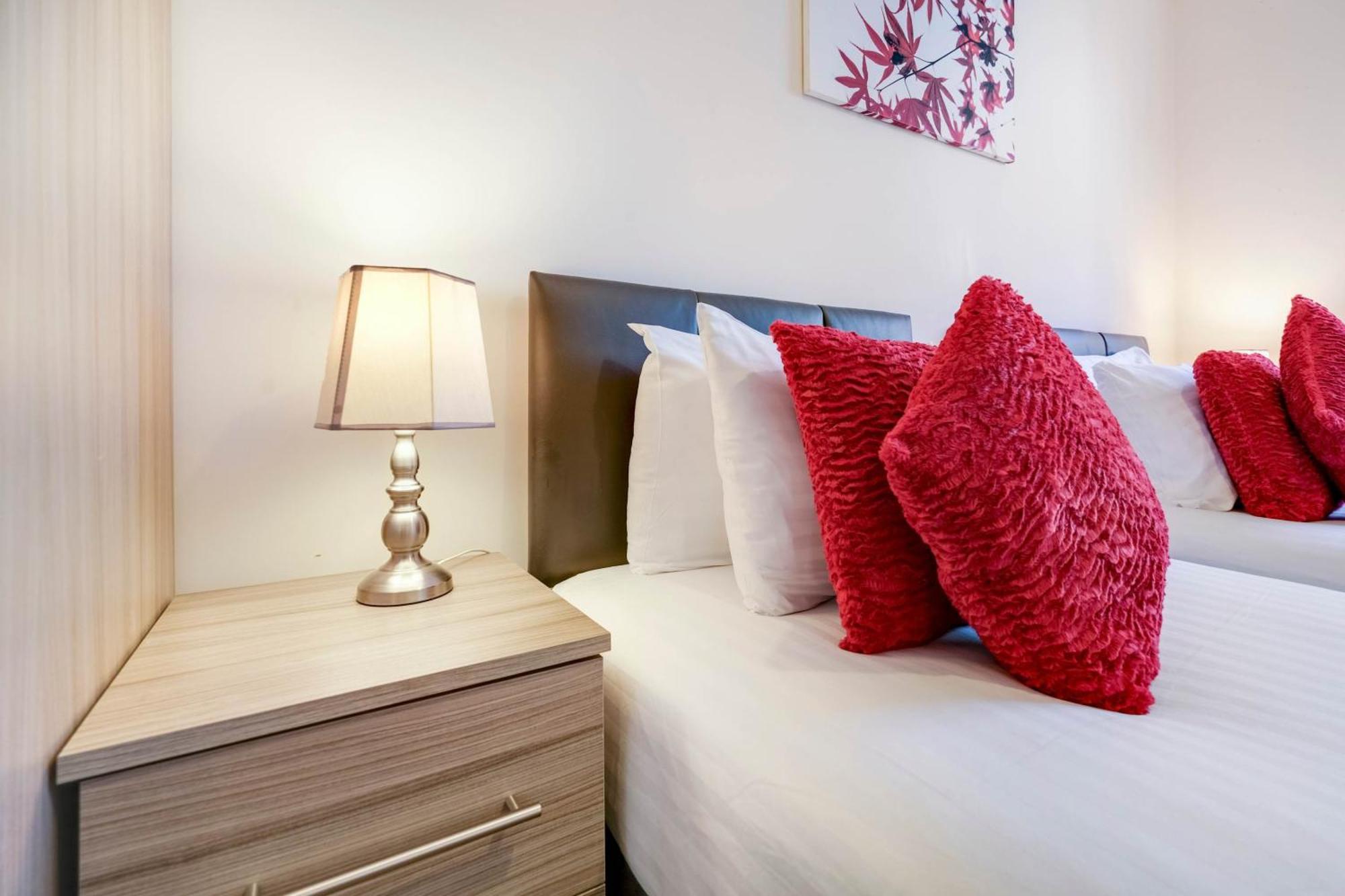 Alder House Serviced Apartment Maidenhead By 360Stays ภายนอก รูปภาพ