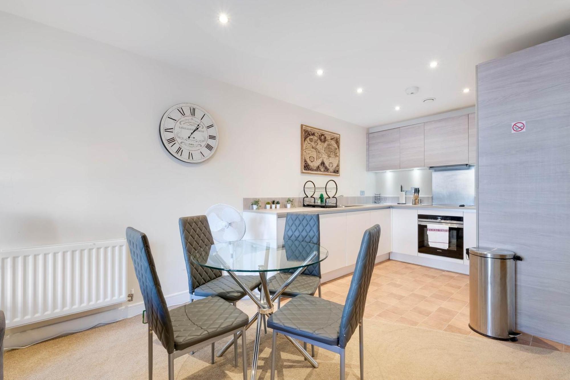 Alder House Serviced Apartment Maidenhead By 360Stays ภายนอก รูปภาพ